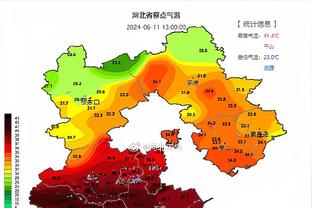 湖人自媒体晒旧照：詹姆斯若有所思地盯着哈姆 后者目前直视前方